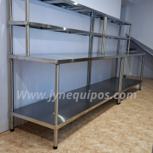 Mesas de trabajo con estantes